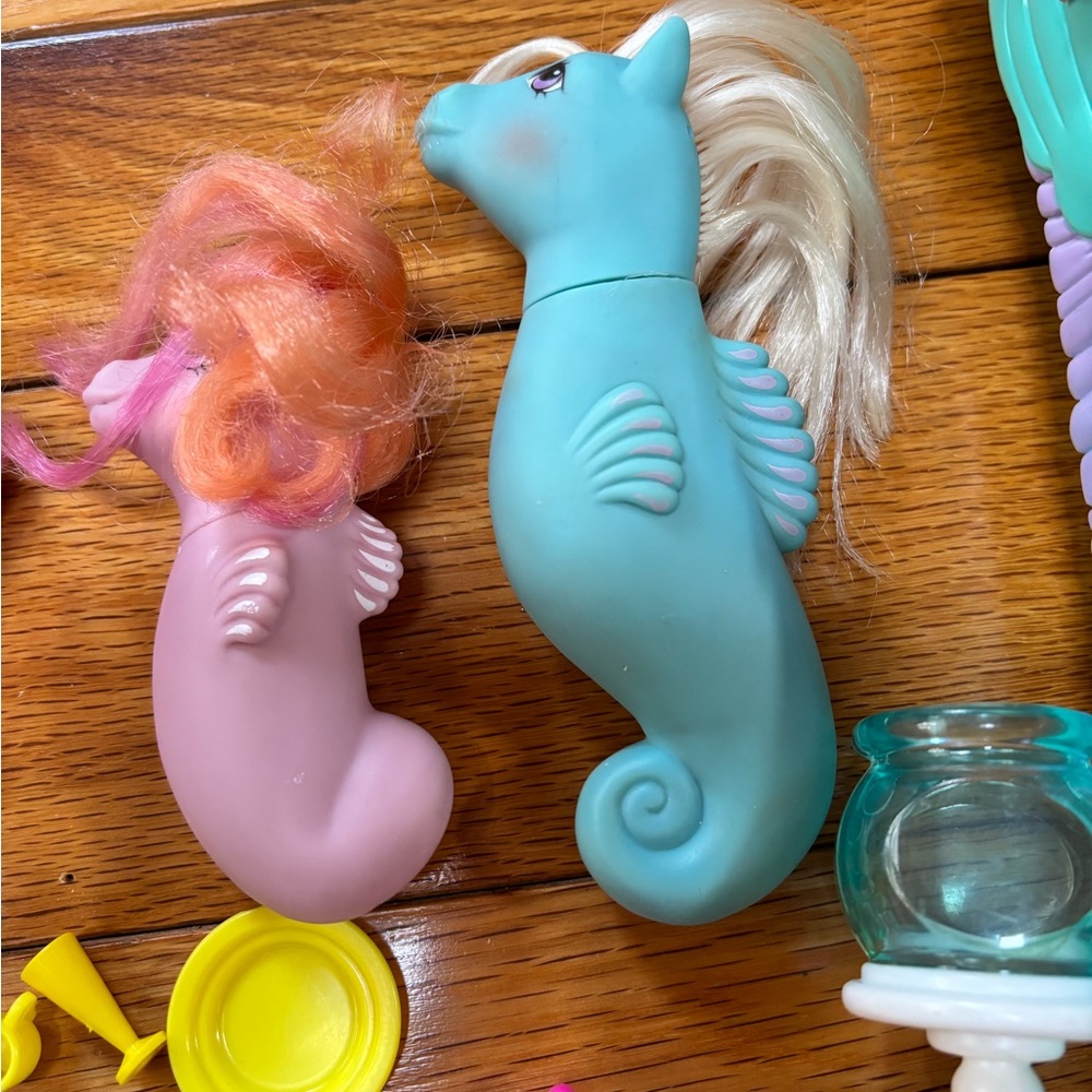 Lot of vintage my little pony bed, bathtub and Sea Ponies